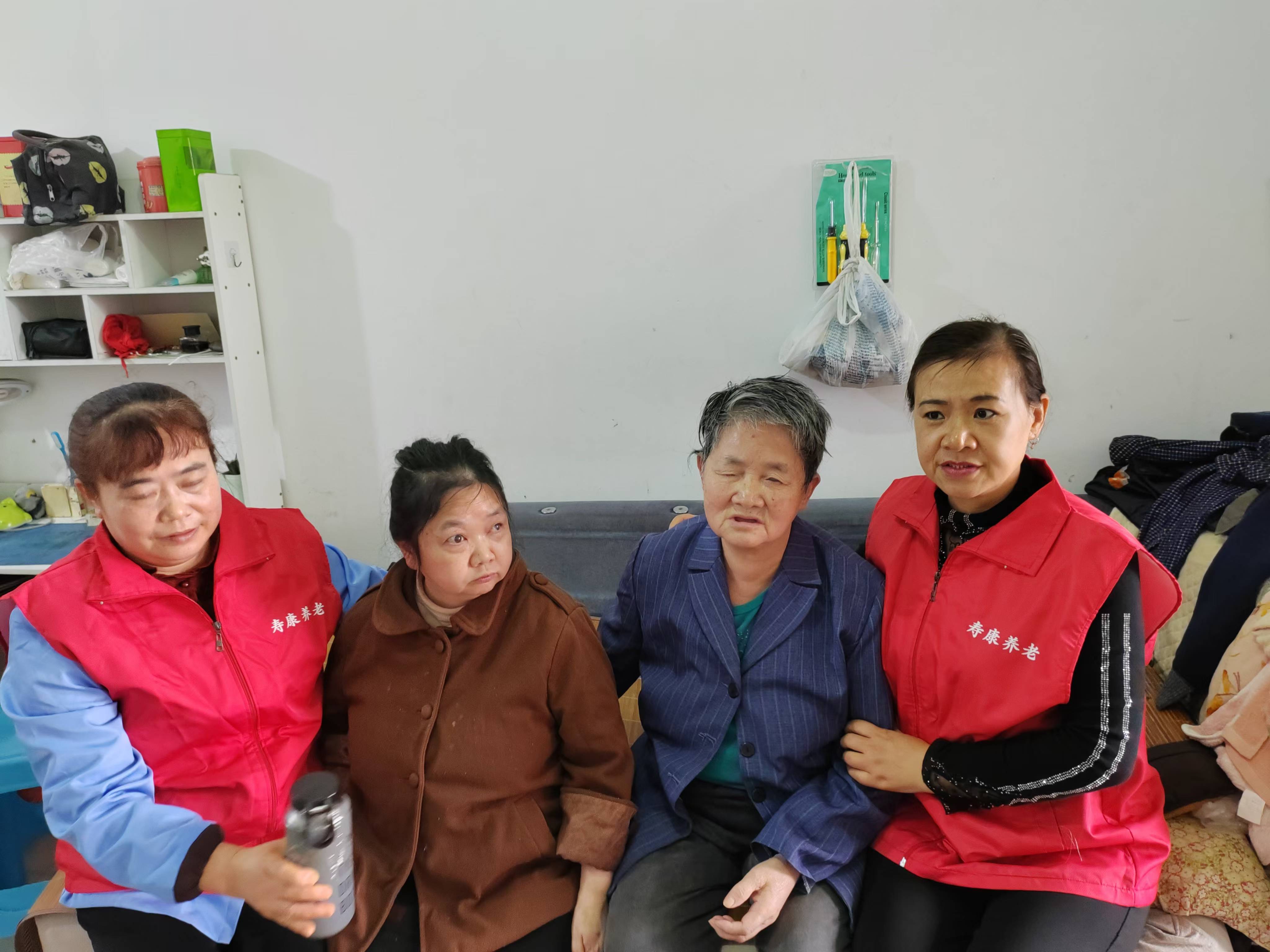 关爱失明老人，，，，，，，转达温暖实力
